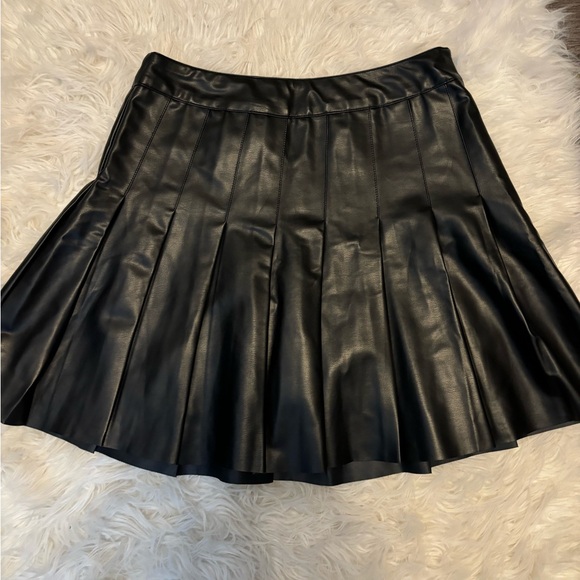 Woman’s Black faux pleated leather skirt - Picture 6 of 9